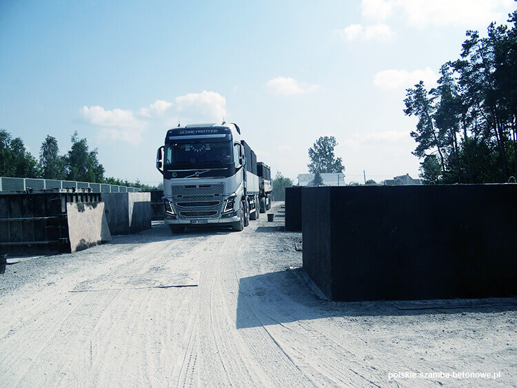 Transport szamb betonowych  w Cieszanowie